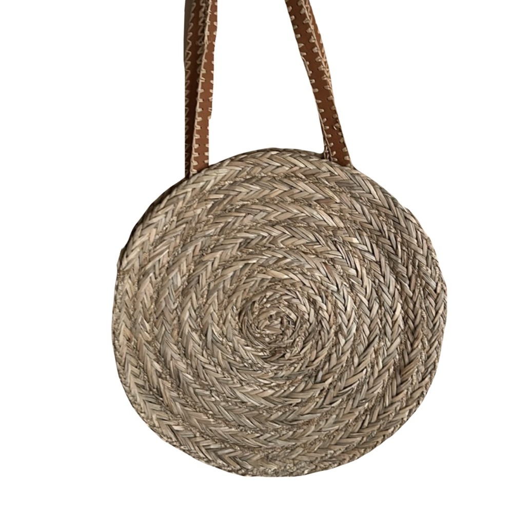 Large handheld straw tote bag (adorable for summer and the beach!!) - Picture 4 of 9